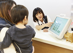 写真：受付：事務